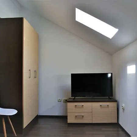 Casa Intr-o Zona Linistita In *